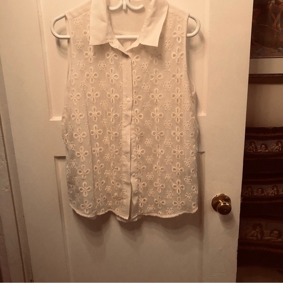 Suzy Shier White Sleeveless Blouse with Dress Shirt Collar enlarge. Gently used - Picture 7 of 8